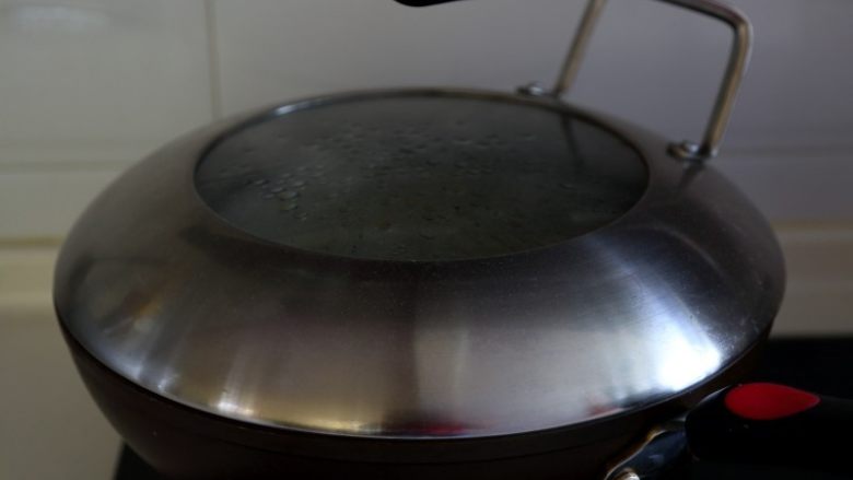 蛤蜊蒸水蛋,将蒸锅里的水烧开，然后将鸡蛋上蒸笼，大火蒸8分钟。