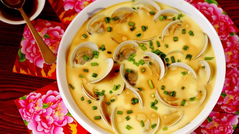 蛤蜊蒸水蛋,生抽和油用调料小碗盛着与蒸蛋一同上桌，或许有重口味的方便加。