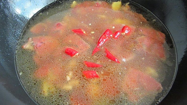 开胃火辣牛肉粉丝大锅炖,倒入三碗煮牛肉时候的高汤，放入辣椒，煮6分钟左右