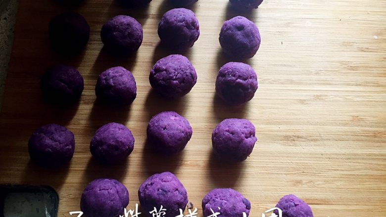 紫薯馅饼,我大约分了20个团子