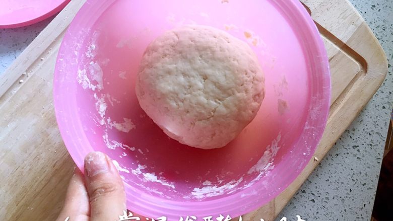 紫薯馅饼,面团表面包上保鲜膜可防止面团表面过干