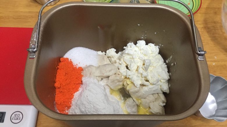 黄金芝士奶酪吐司 ,将中种剪成小块放入面包桶中,加入主面团中除黄油以外的所有材料