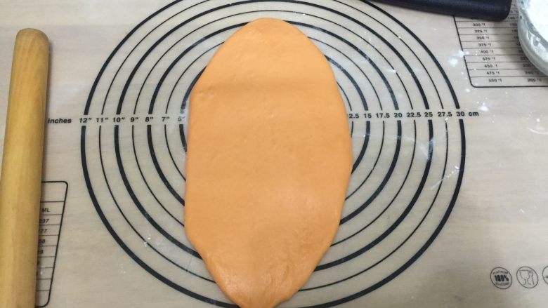 黄金芝士奶酪吐司 ,下面开始给面团塑形,首先将面团擀成椭圆形