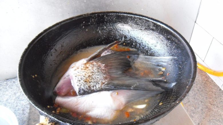 剁椒烧鱼鳍,加入清水烧开，烧制5分钟 