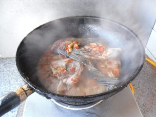 剁椒烧鱼鳍, 把鱼鳍翻面，加少许盐、白糖调味，再烧制2分钟 