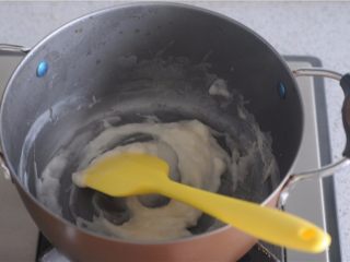 汤种香肠卷,开小火加热至60度，不断搅拌，变成微稠的面糊，冷却备用