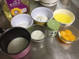 浓郁抹茶蛋糕卷,准备好需要的材料
低筋粉提前过筛一次
鸡蛋分离好蛋清和蛋黄，蛋清放冷藏室备用