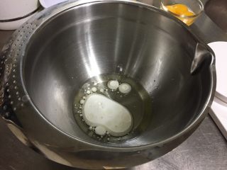 浓郁抹茶蛋糕卷,牛奶（40g）加玉米油，乳化混合均匀
需要搅拌2分钟