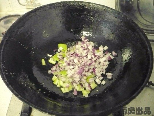 孜然土豆丁,放入洋葱。辣椒快速翻炒。
