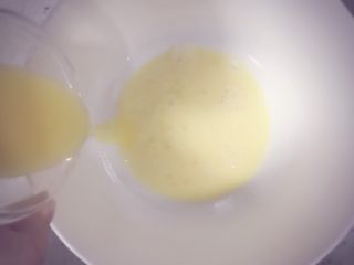 旺仔小馒头 宝宝辅食,将鸡蛋打散，再将融化的黄油倒入蛋液中，搅拌均匀