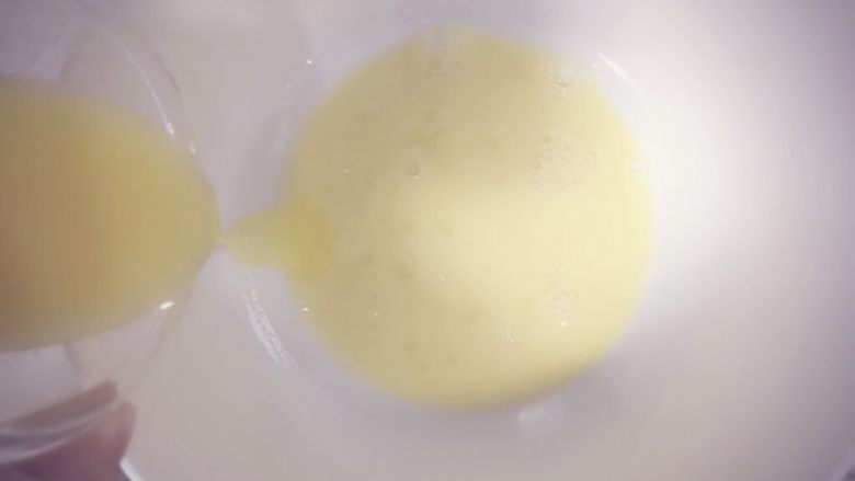 旺仔小馒头 宝宝辅食,将鸡蛋打散，再将融化的黄油倒入蛋液中，搅拌均匀