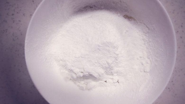 旺仔小馒头 宝宝辅食,然后用网筛将奶粉，糖，淀粉，面粉都一一筛入混合液中