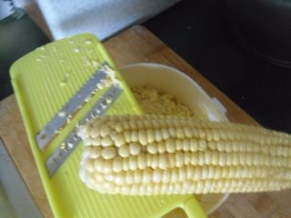 鸡蛋玉米羹, 把鲜玉米洗净，用擦板把玉米粒擦碎 