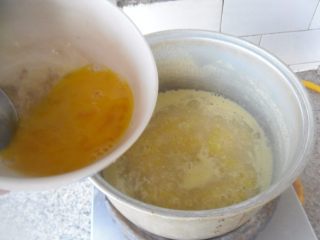 鸡蛋玉米羹,淋入蛋液 