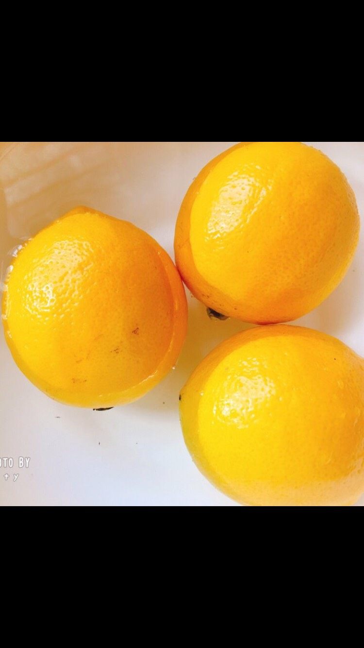 蜂蜜柠檬,柠檬用盐水泡之后洗净