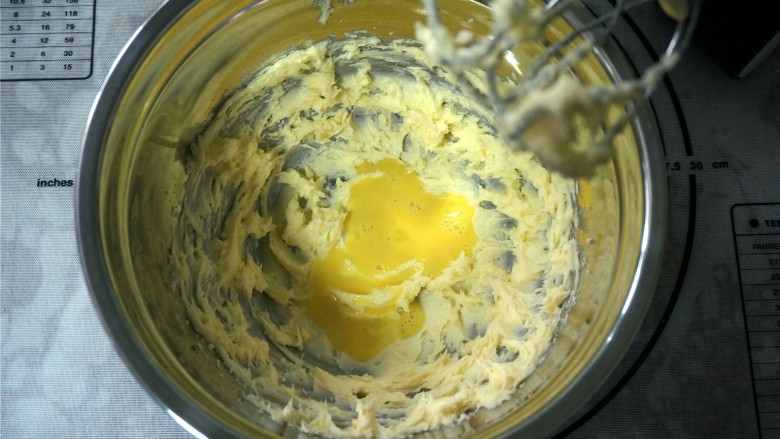 焦糖腰果酥,加入15克全蛋液，搅打至完全融合。