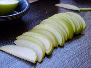 青苹果🍏的诱惑
（偏要做好吃系列）,将其切成薄片状