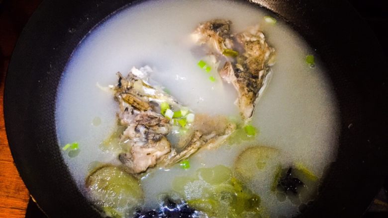 鱼头汤,撒点葱花、加入盐、鸡精、麻油调味