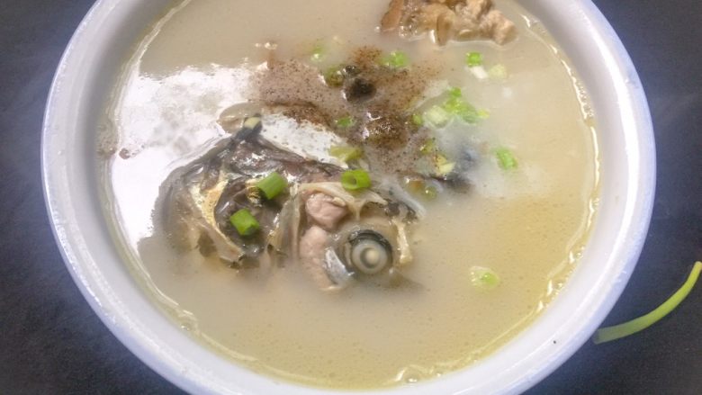 鱼头汤,盛出放入胡椒粉，浓浓的简单又美味的鱼头汤就好啦💁🏻