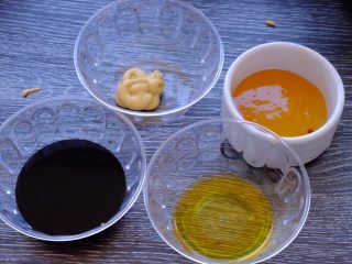 青苹果🍏的诱惑
（偏要做好吃系列）,分别按份量称取黑醋 芥末 蜂蜜 和橄榄油