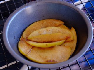 青苹果🍏的诱惑
（偏要做好吃系列）,取出烤盘 将苹果片平铺在碗底