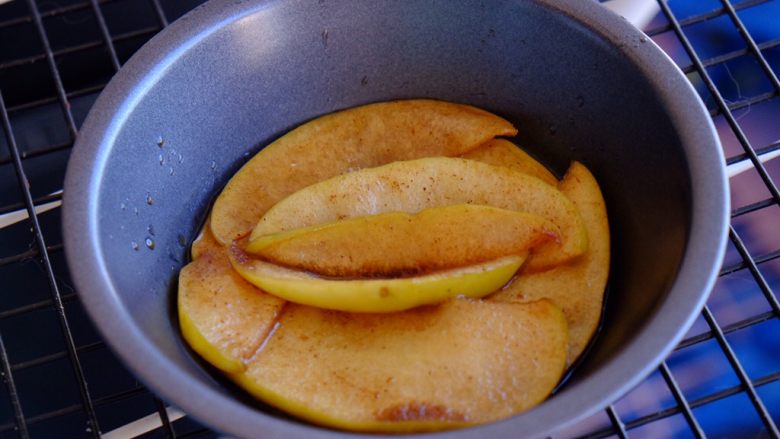 青苹果🍏的诱惑
（偏要做好吃系列）,取出烤盘 将苹果片平铺在碗底