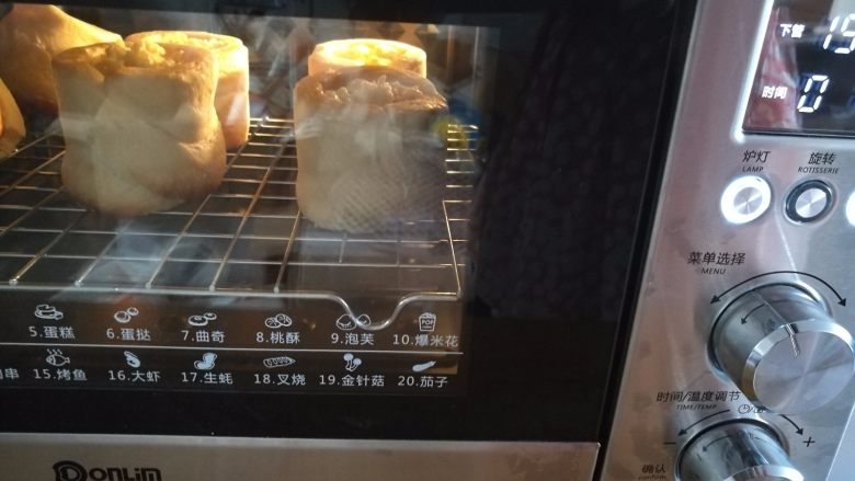 鱼肠面包杯,20.放入烤箱170度，12分钟即可