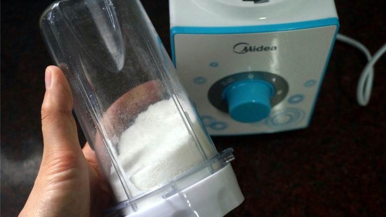 焦糖奶油酱,将125克粗砂糖用料理机打碎。