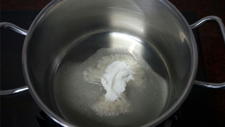 焦糖奶油酱,锅里放入打碎了的砂糖和25克清水。