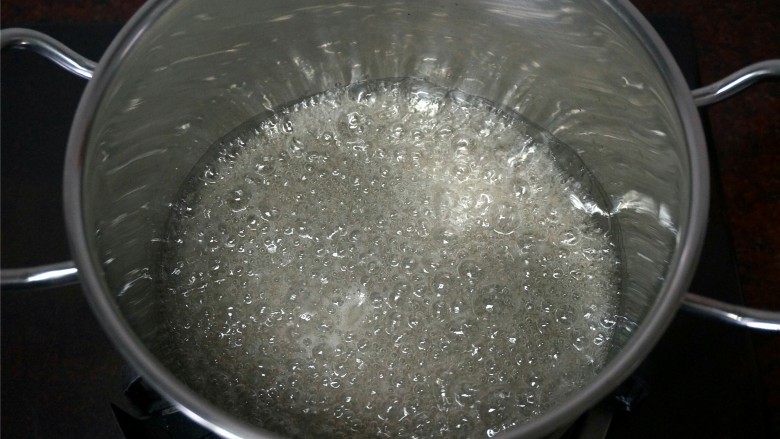 焦糖奶油酱,小火加热至砂糖完全融化，开始冒泡，期间不需要搅拌。