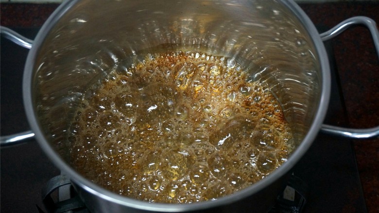 焦糖奶油酱,继续小火加热至糖水开始出现金黄色，这时可以轻轻晃动锅，使其均匀上色。
