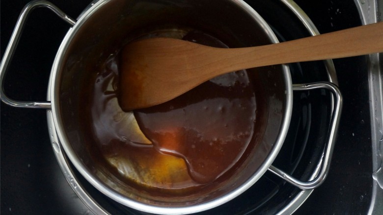 焦糖奶油酱,糖水熬至深琥珀色的时候马上熄火，倒入煮沸腾了的淡奶油，用木铲搅拌均匀，然后把锅坐到冷水中去冷却，冷却的过程需要不断搅拌，至焦糖酱平静下来。