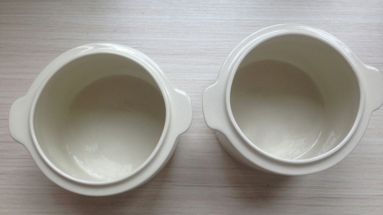 自制浓稠酸奶,将炖盅和盛牛奶的盆子、汤匙用刚煲好的开水烫两次。