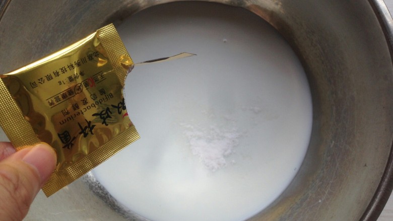自制浓稠酸奶,加入酸奶发酵菌。