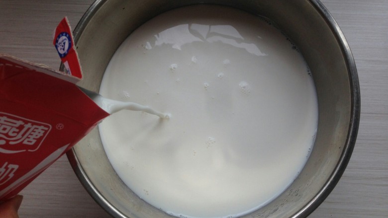 自制浓稠酸奶,再倒入剩余的牛奶。