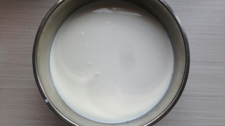 自制浓稠酸奶,搅拌几下。