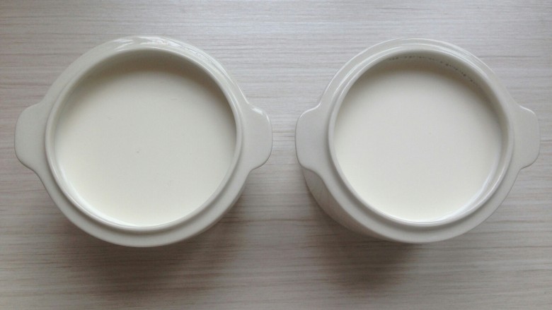 自制浓稠酸奶,将牛奶倒入炖盅里。