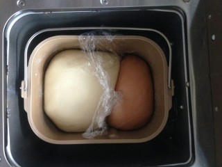 双色水果面包杯,将原色面团和可可面团放进面包桶内，发酵45分钟。