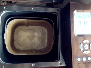 双色水果面包杯,将面粉放进面包桶，面粉上端放入酵母，启动面包机和面功能，和面15分钟。