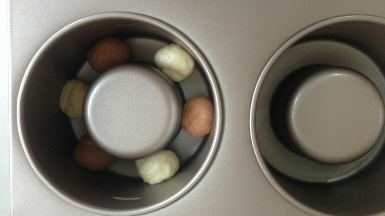 双色水果面包杯,双色面团，各取三个放置在模具底部，颜色间隔开。