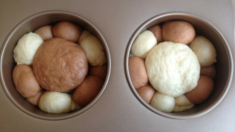 双色水果面包杯,将面包坯放进烤箱，发酵40分钟左右。