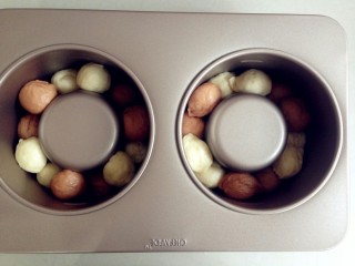 双色水果面包杯,第二层的小面团放在底下两个面团之间的位置上方，也是错开颜色。