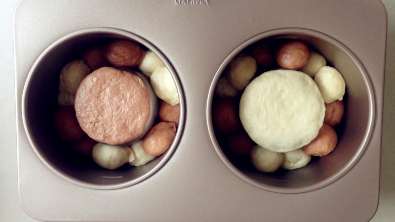 双色水果面包杯,将20克的面团擀成圆形，放在模具最上面。