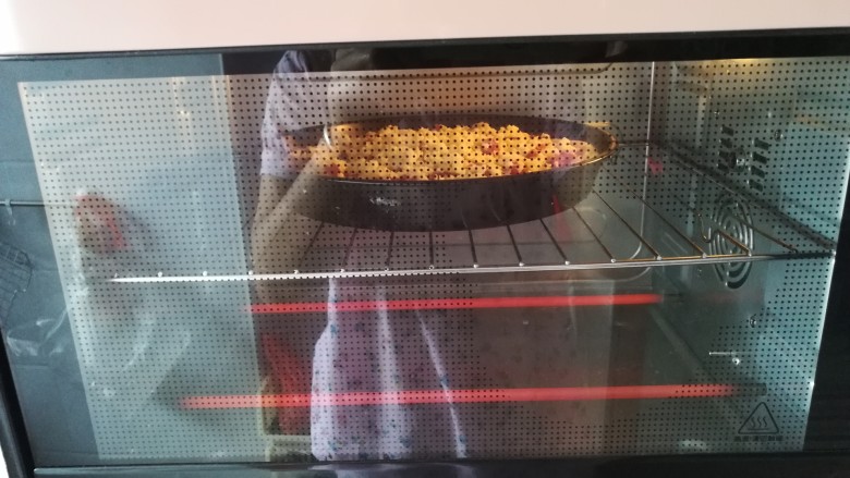 自制披萨,把披萨盘放入预热好的烤箱中，200度15分钟即可。