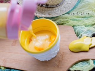 芒果冰淇淋,容器内加入芒果粒