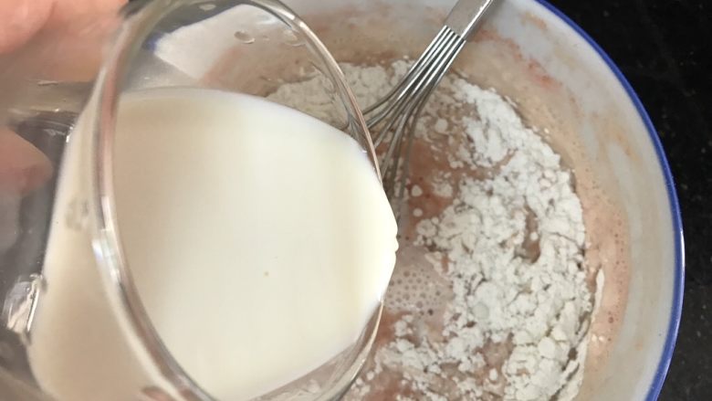蕃茄鸡蛋饼+花生芝麻浆,加入牛奶
牛奶这个可以适个人喜欢加或不加，或对牛奶过敏体质的就免加，不加奶的相应减少点面粉就行了