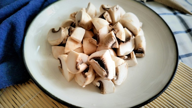 口蘑芦笋炒鸡胸,口蘑切块，这样口号更好。对半切开的口蘑，每半个口蘑切两刀分三块，基本一个口蘑可分成6块，视口蘑大小而定。