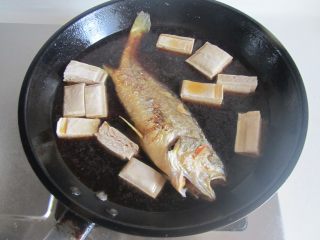 黄鱼焖豆腐,加入冻豆腐进去煮， 加盖煮上10分钟；