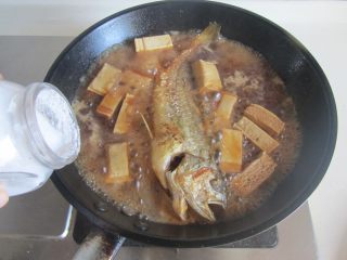 黄鱼焖豆腐,加入适量的盐调味；