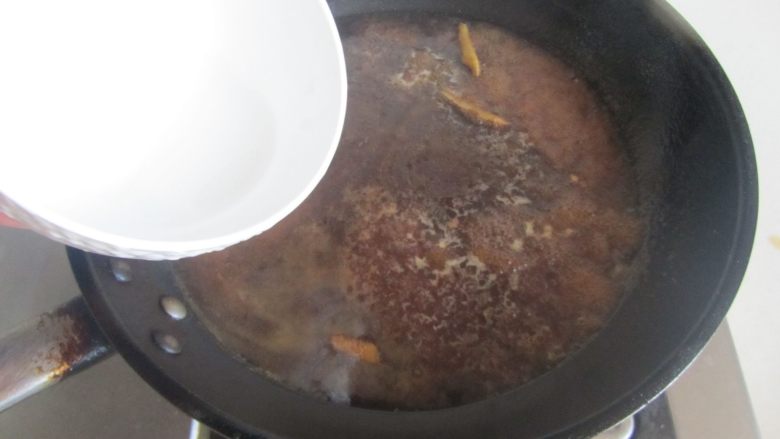 黄鱼焖豆腐,将鱼和豆腐盛入盘中， 再倒入少许水淀粉勾芡，.将芡汁浇淋在鱼表面上， 上面撒上些小葱末。